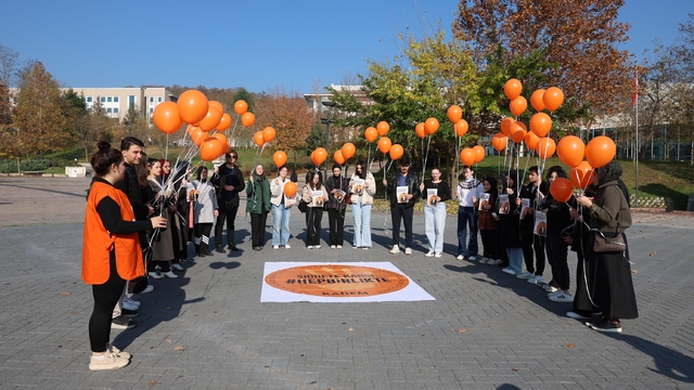 Turuncu balonlar gökyüzüne bırakıldı
Öğrencilerden kadına yönelik şiddete karşı anlamlı farkındalık