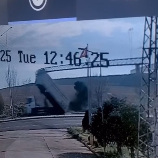 Kamyonun açılan damperi direkleri yıktı, o anlar kameraya yansıdı