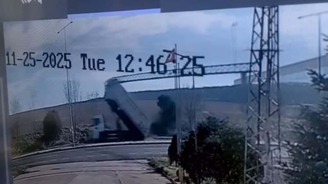 Kamyonun açılan damperi direkleri yıktı, o anlar kameraya yansıdı