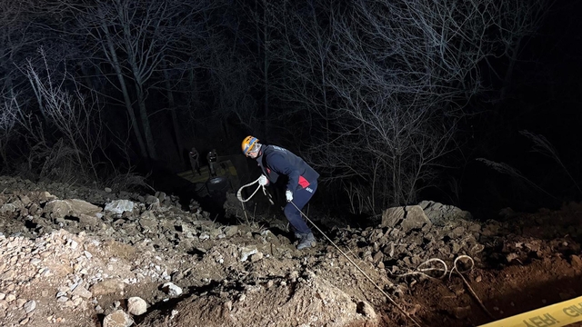 Kamyon uçuruma yuvarlandı, sürücüsü öldü