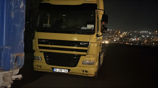 Kocaeli'de feci kaza: 2 ölü
Aracını park ettikten sonra yolun karışısına geçen sürücüye motosiklet çarptı
Savrulan motosiklet otomobille çarpıştı