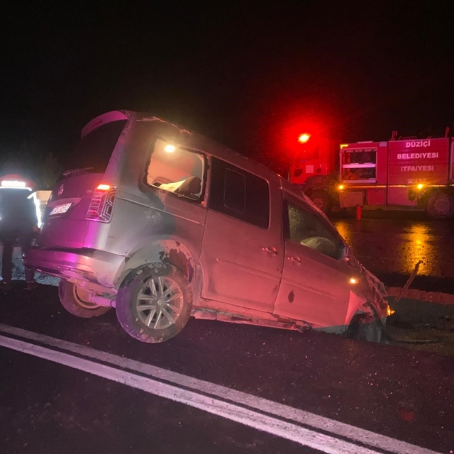 Kontrolden çıkan araç trafik levhalarına çarptı: 2 yaralı