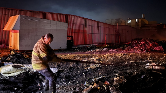 İzmir'de boş alandaki atık yığınında çıkan yangında kamyonet kullanılamaz hale geldi