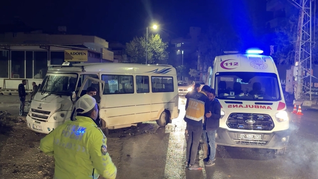 Adıyaman'da minibüs ile otomobilin çarpıştığı kazada 3 kişi yaralandı