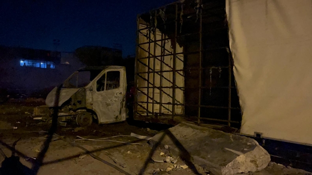 İzmir'de atık yığını alev aldı; bir kamyonet kullanılamaz hale geldi