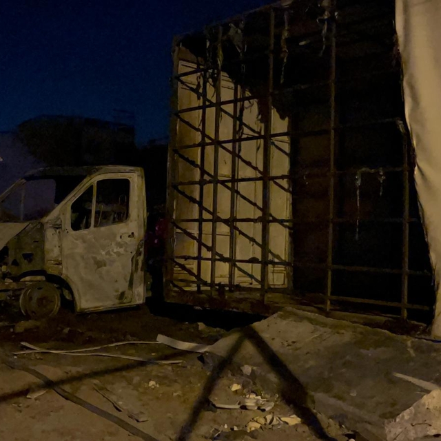 İzmir'de atık yığını alev aldı; bir kamyonet kullanılamaz hale geldi