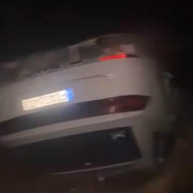 Bursa'da lastiği patlayan otomobil şarampole yuvarlandı