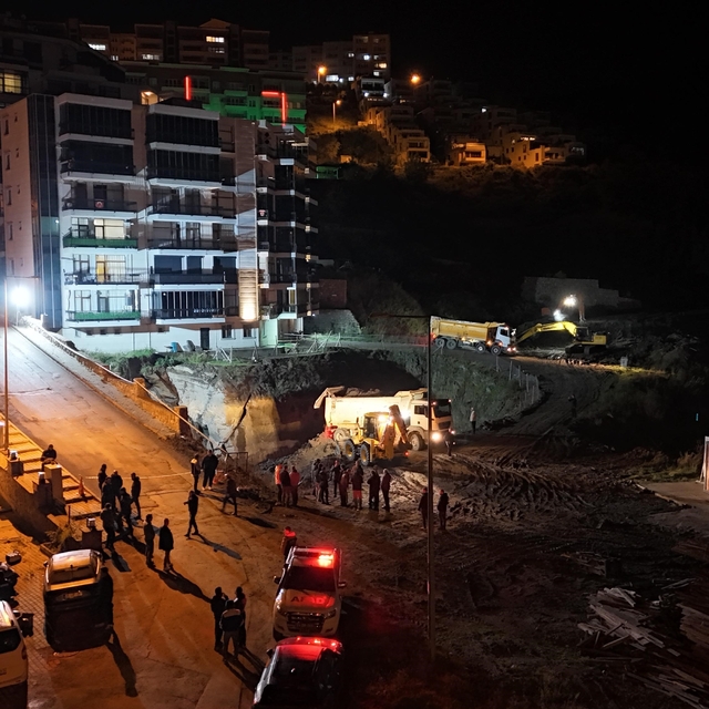 Amasra'da inşaat alanında göçük meydana geldi
Çevredeki bir apartmanda yaşa...