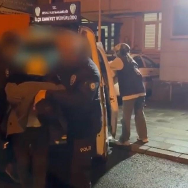 Sahte altın bozduran şahıslar suç makinesi çıktı: 5 gözaltı
Şahısların araç...