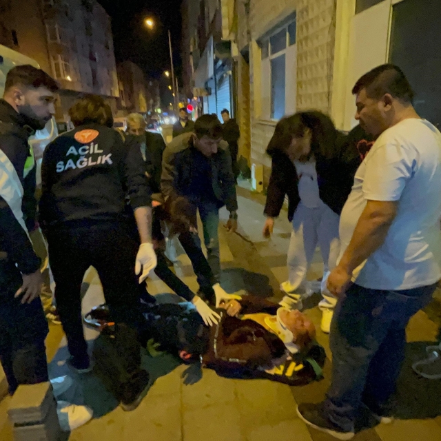 Yolun karşısına geçmeye çalışan yayaya motosiklet böyle çarptı