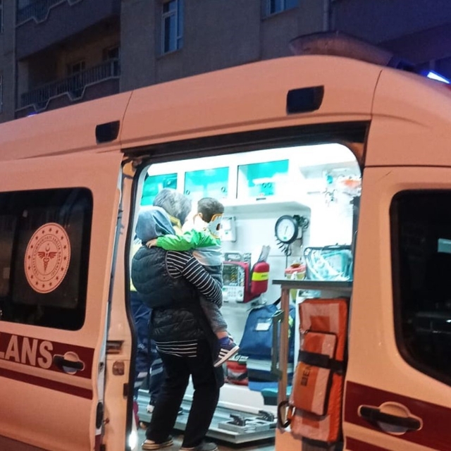 Tavşanlı'da motosiklet yayaya çarptı, anne ve bebeği yaralandı