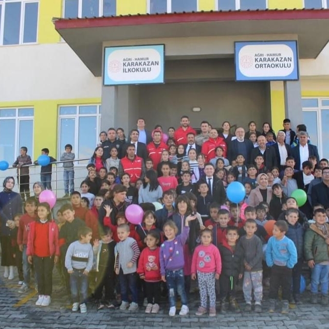 Hamur'da "Mutlu et, mutlu ol" projesi öğrencileri sevindirdi