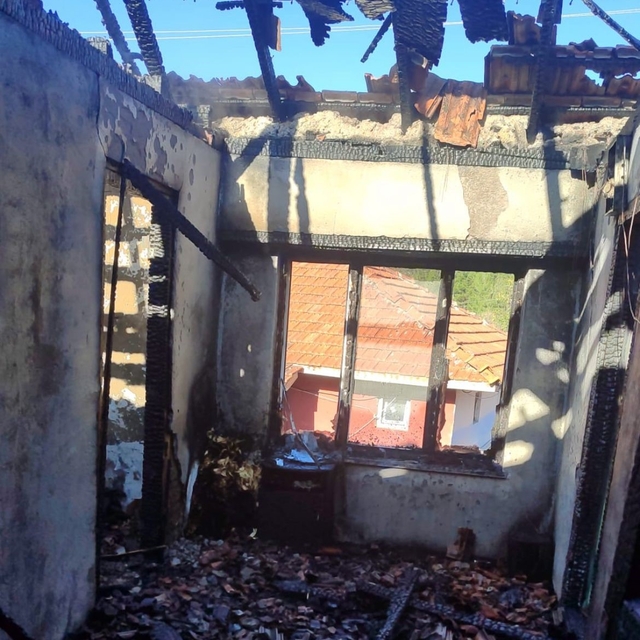 Tavşanlı'da 2 katlı ahşap ev yandı