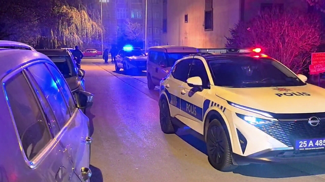 Otomobil içinde bıçaklı kavga: 3 yaralı