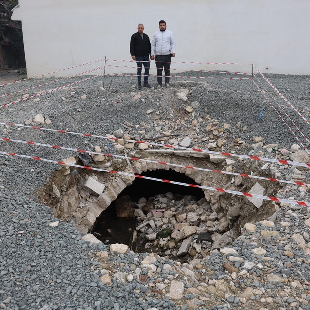 Depremde yıkılan binanın arazisinde yaşanan göçükle tarihi su kanalı ortaya...