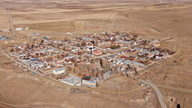 Van'ın Özalp ilçesinde simetrik yapılar sonbahar güzelliğiyle büyülüyor