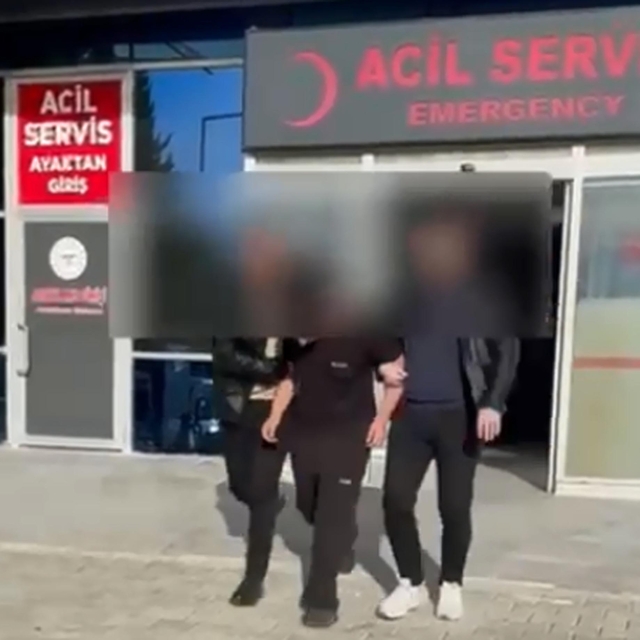 Kur'an'ı Kerim ve Türk bayrağı yakmaya çalışan şüpheli gözaltında