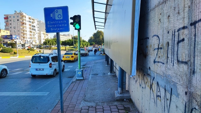 Adana'da engelli rampasına engel
Engelli rampasına belediye tarafından reklam panosu betonu atılıp sinyalizasyon direği konularak engelliler için geçilmez hale getirilmesi tepki çekti