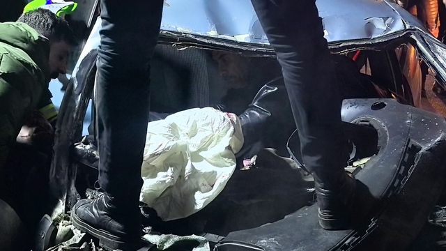 Erzurum'da feci kaza: 1 ölü 2 yaralı
Otomobil hayvan yüklü kamyona arkadan çarptı