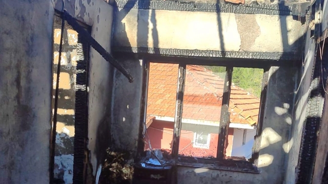 Tavşanlı'da 2 katlı ahşap ev yandı