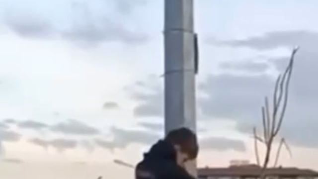 Bursa'da çocukların bayrak hassasiyeti duygulandırdı..Direğe böyle tırmandılar