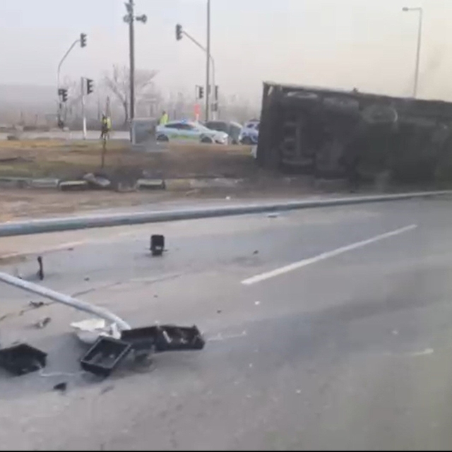 Eskişehir'de yan yatan tır trafiği olumsuz etkiledi