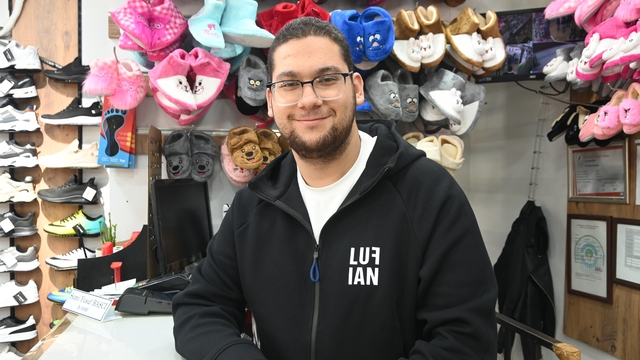 Kış mevsiminin etkisi göstermemesi bot satışlarını olumsuz etkiledi
Vatandaşlar yeni bot almak yerine tamir ettirmeyi tercih ediyor
Ayakkabı esnafı Sami Yusuf Baçcı;
"Artık kışlar eskisi gibi geçmediği için herhalde insanlar bot tercih etmiyor, kış, kar, yağmur yok"