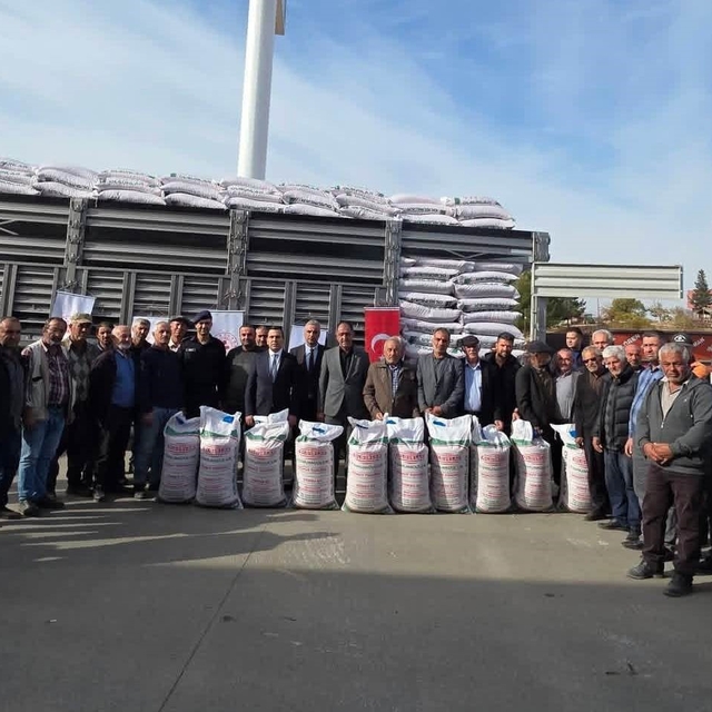 Gölbaşı çiftçisine 50 ton nohut tohumu dağıtıldı