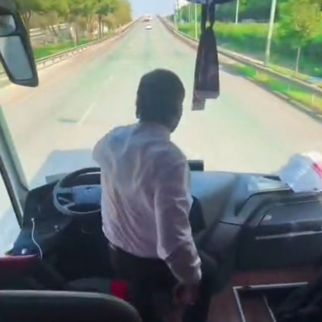 Taraftarları deplasmana götüren şoför araç seyir halindeyken ayağa kalkıp o...