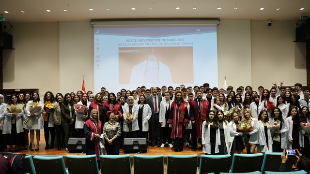 Tıp fakültesi öğrencileri beyaz önlüklerini giydi