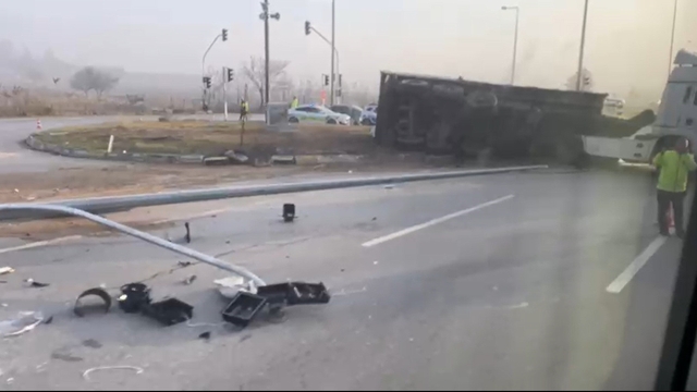 Eskişehir'de yan yatan tır trafiği olumsuz etkiledi