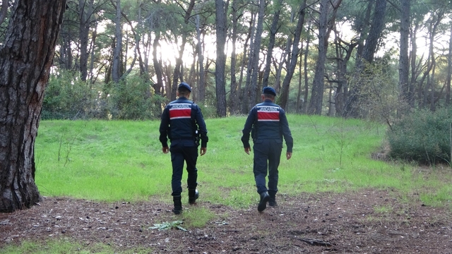 Jandarmadan ormanlık alanlarda kangal ve ateş nöbeti
Jandarma ekipleri araçlı ve yaya olarak Sorgun ormanlarında devriye ve denetimlerini arttırdı