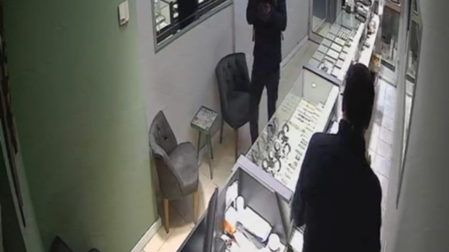 Ordu'daki kuyumcu soygunu kamerada
Gasp ettiği yaklaşık 5 kilo altınla kayıplara karıştı