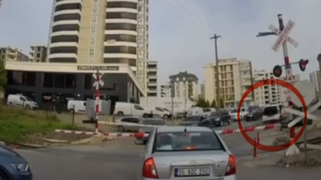 Tren yolu hattında trafik güvenliğini tehlikeye düşüren sürücüye ceza