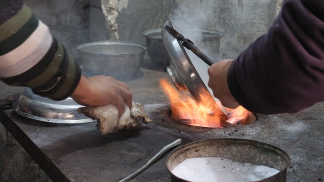 Havaların soğuması ateş başındaki kalay ustalarının yüzünü güldürdü
Kalaycılık mesleğini yaşatan ikiz kardeşler kış mevsimiyle rahatladı