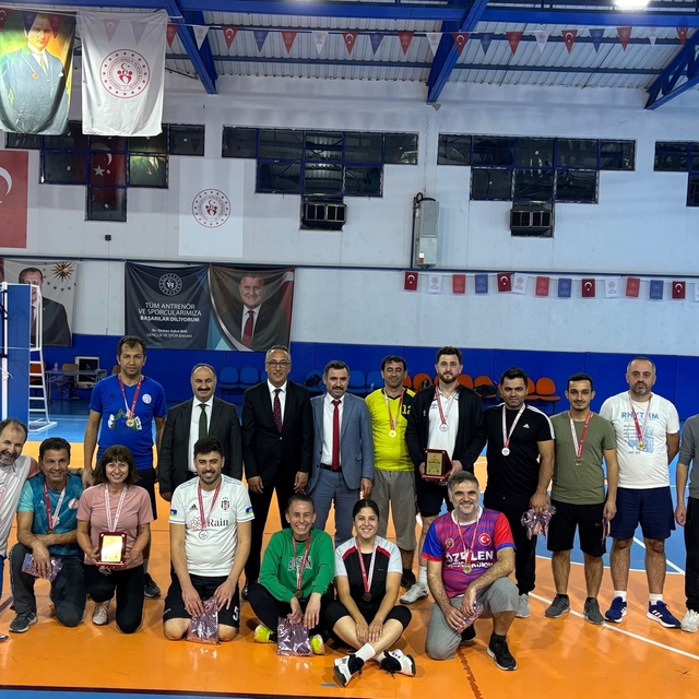 Öğretmenler dostluk maçı yaptı