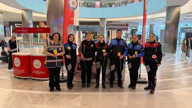 Polis kadına şiddetle mücadeleyi açtıkları stant ile anlattı