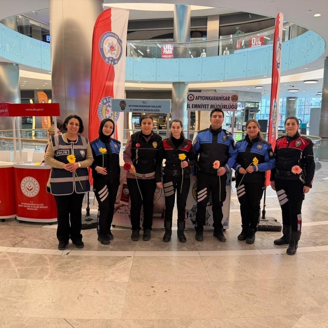 Polis kadına şiddetle mücadeleyi açtıkları stant ile anlattı