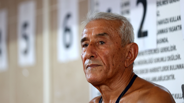 Su kanalında yüzmeyi öğrendi, sırtüstü yarışlarında rakiplerine şans tanımıyor