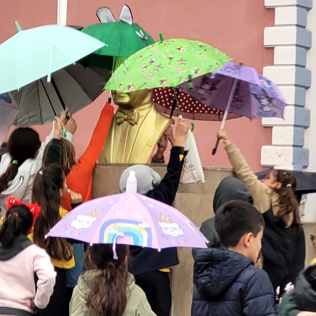 Öğrenciler yağmur altında Atatürk büstünü şemsiyeyle korudu