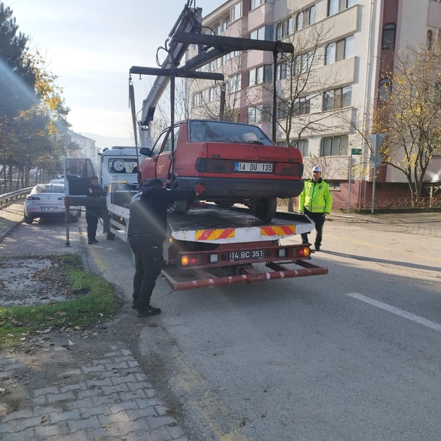 Bolu'da uzun süredir park halindeki hurda araçlar toplanıyor