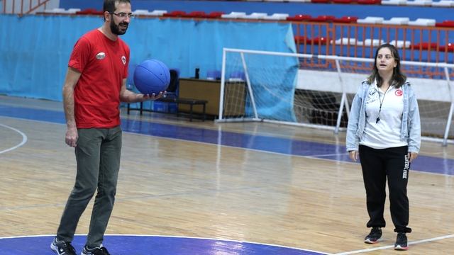 Azimli antrenör görme engelli eşinin kulübünde şampiyonlar yetiştiriyor