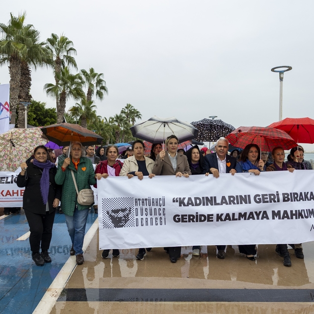 Mersin'de kadınlara yönelik şiddete karşı farkındalık etkinlikleri düzenlen...