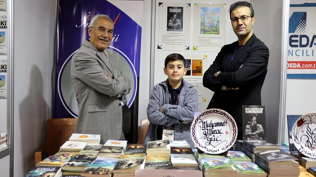 Elazığlı üç kuşak yazar aynı stantta kitaplarını imzalıyor