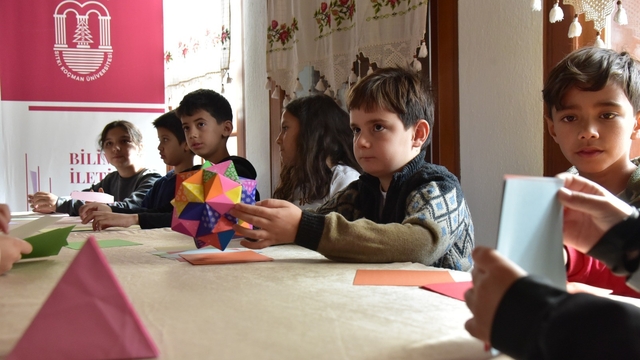 Çocuklar origami ile geometrinin dünyasını keşfetti