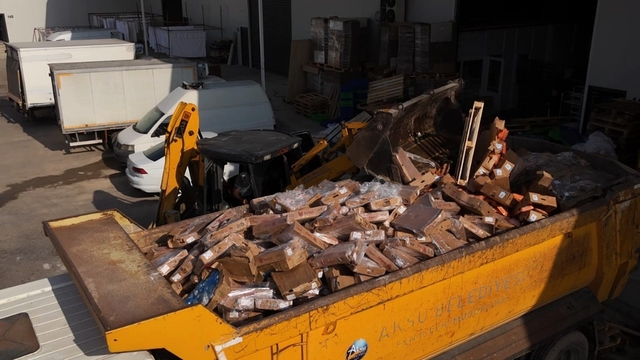 Antalya'da tarihi geçmiş 25 ton tavuk ele geçirildi, 2 işletme mühürlendi
Tavuklardan imal edilerek yeniden paketlenen ve satışa hazır hale getirilen dönerler, ciğerler, taşlık ve tavuk ürünlerinden hazırlanmış sucuklar tespit edildi