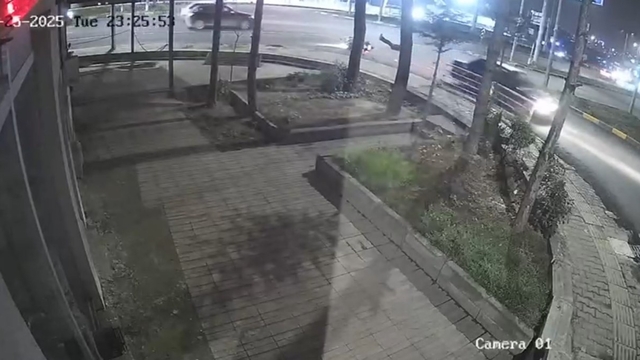 Otomobille motosikletin çarpıştığı kaza kamerada
Karabük'te trafik kazalarında 1 kişi yaralandı