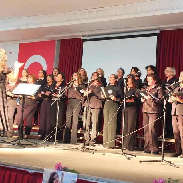 Balıkesir'de çok sesli kadın korosundan farkındalık konseri