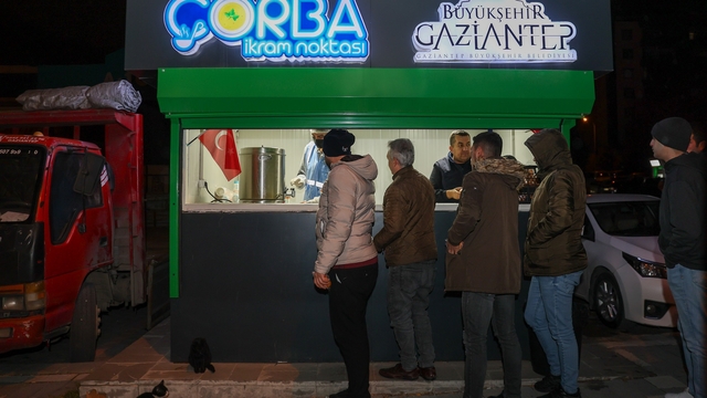 Gaziantep Büyükşehir Belediyesi 39 noktada sıcak çorba dağıtıyor