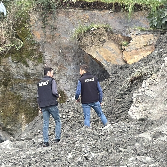 İnşaat alanında toprak kayması: 70 kişi evlerinden tahliye edildi (2)